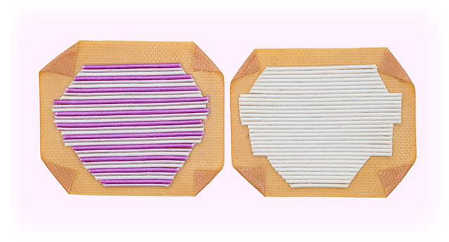 ガムテープに水引を並べる